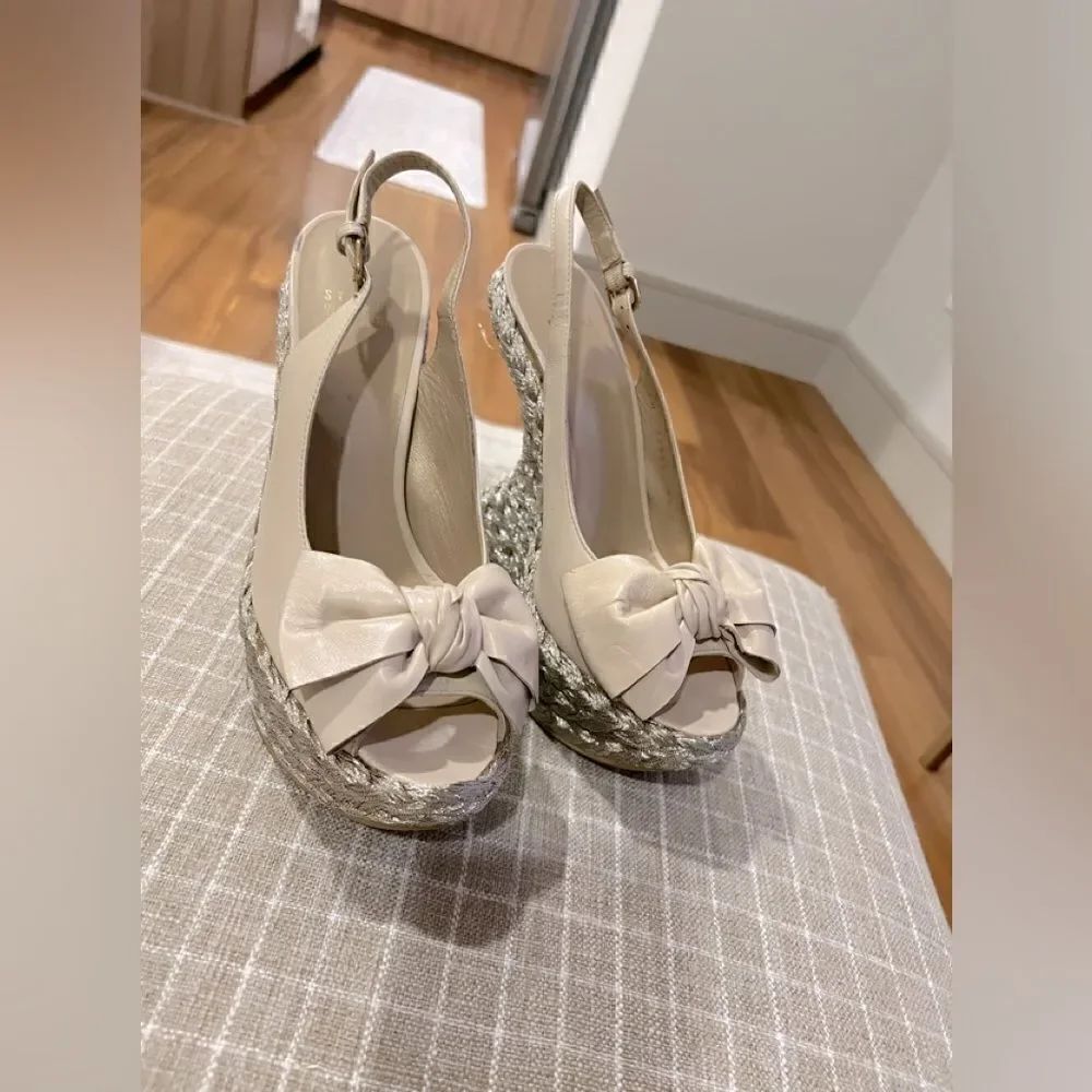 Stuart Weitzman Softbow metallic wedge size 6.5